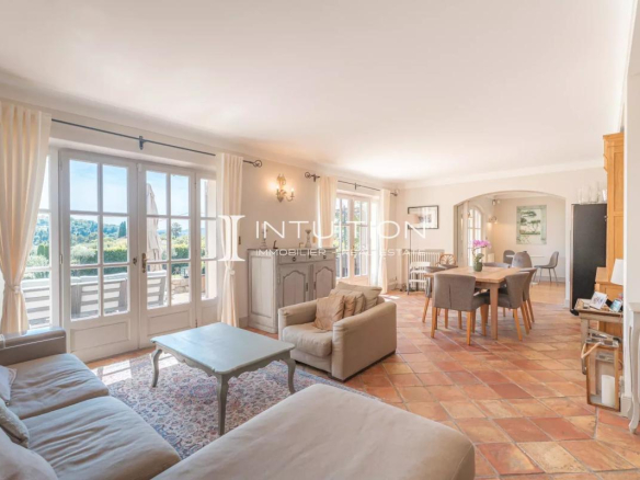 Intérieur d'une villa à Mougins avec salon et salle à manger lumineuse.