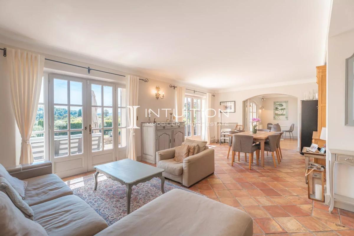 Intérieur lumineux d’une villa à Mougins Intérieur d'une villa à Mougins avec salon et salle à manger lumineuse.