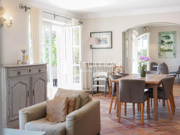 Intérieur d'une villa à Mougins avec espace de réception lumineux et mobilier moderne.