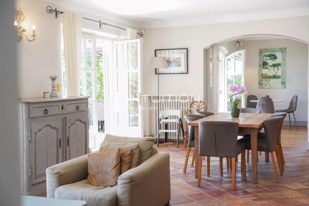 Intérieur d’une villa à Mougins Intérieur d'une villa à Mougins avec espace de réception lumineux et mobilier moderne.