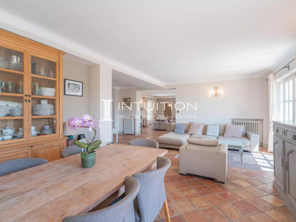 Intérieur d'une villa à Mougins avec salon lumineux et salle à manger en bois.