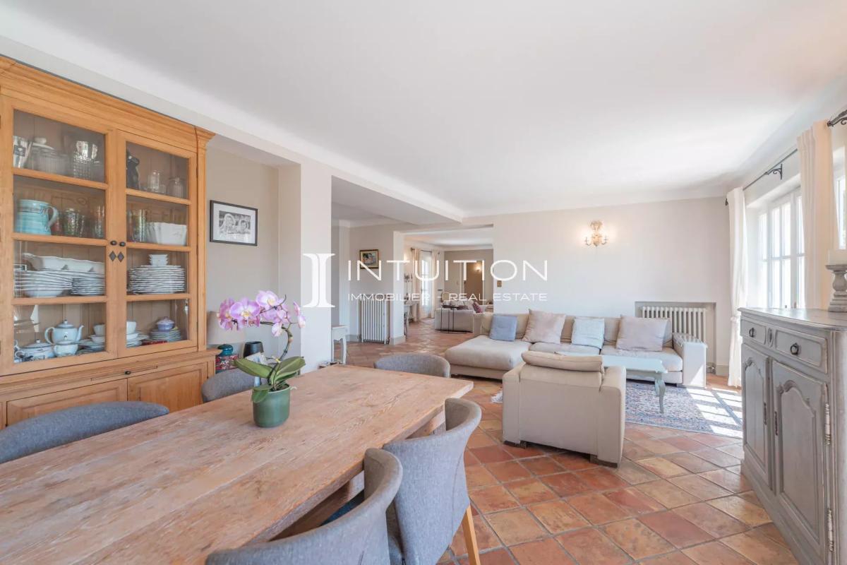 Intérieur d’une villa à Mougins Intérieur d'une villa à Mougins avec salon lumineux et salle à manger en bois.