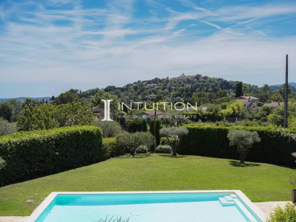 Vue panoramique sur le village de Mougins depuis une propriété avec piscine.