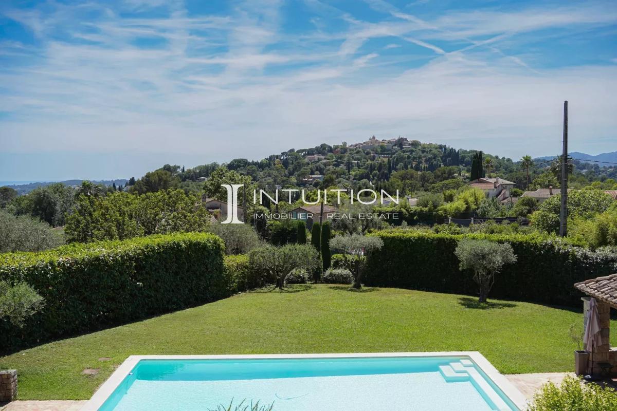 Propriété de prestige à Mougins Vue panoramique sur le village de Mougins depuis une propriété avec piscine.