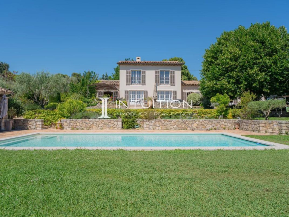 Propriété de prestige à Mougins avec piscine et jardin, vue sur le village.