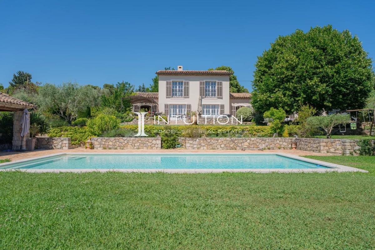 Propriété de prestige à Mougins Propriété de prestige à Mougins avec piscine et jardin, vue sur le village.