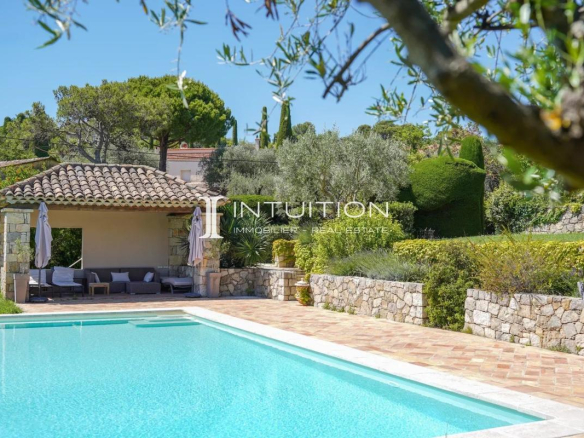 Propriété de prestige avec piscine et vue sur le village de Mougins.