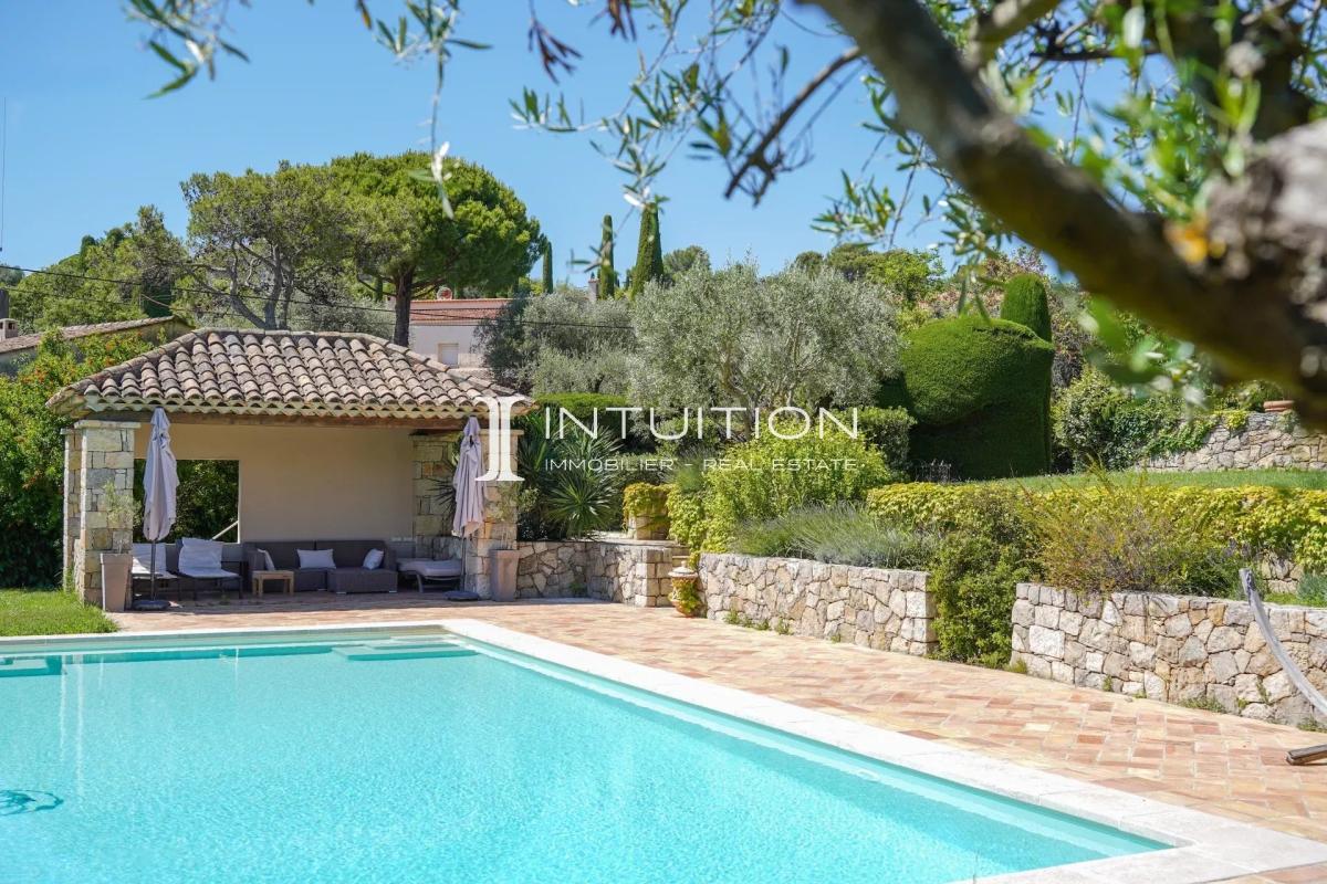 Propriété de prestige à Mougins Propriété de prestige avec piscine et vue sur le village de Mougins.