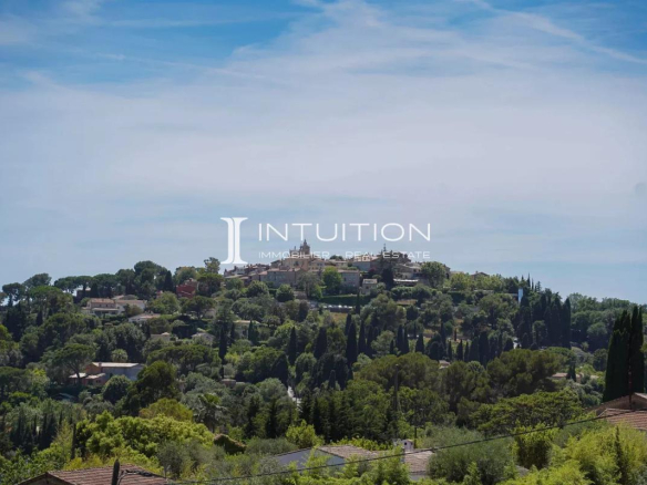 Vue panoramique sur le village de Mougins depuis une propriété de prestige.
