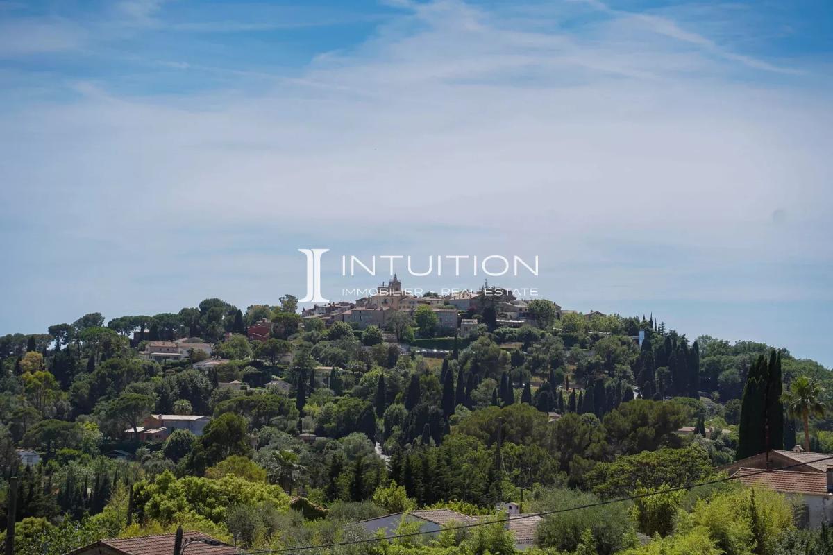 Propriété de prestige à Mougins Vue panoramique sur le village de Mougins depuis une propriété de prestige.