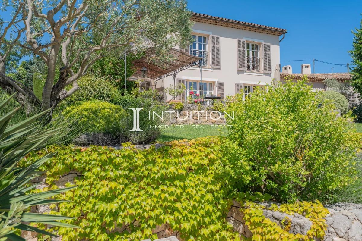 Propriété de prestige à Mougins Propriété de prestige à Mougins avec vue sur le village et jardin fleuri.