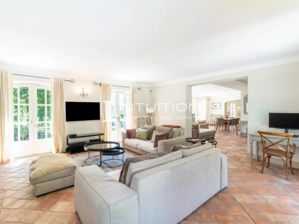 Intérieur d'une villa à Mougins avec salon lumineux et espace de réception spacieux.
