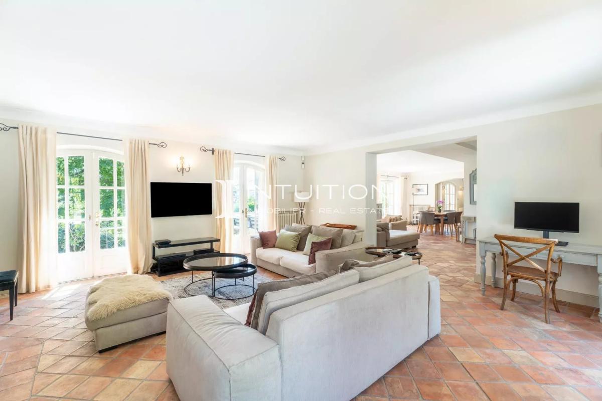 Intérieur de villa à Mougins Intérieur d'une villa à Mougins avec salon lumineux et espace de réception spacieux.