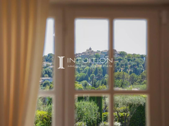 Vue panoramique sur le village de Mougins depuis une fenêtre.