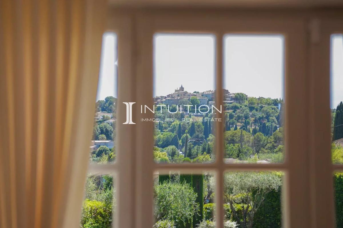 Vue sur Mougins Vue panoramique sur le village de Mougins depuis une fenêtre.