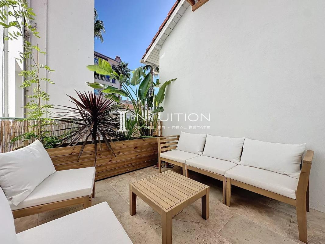 Terrasse d’appartement à Antibes Terrasse d'un appartement bourgeois à Antibes avec mobilier en bois et plantes.