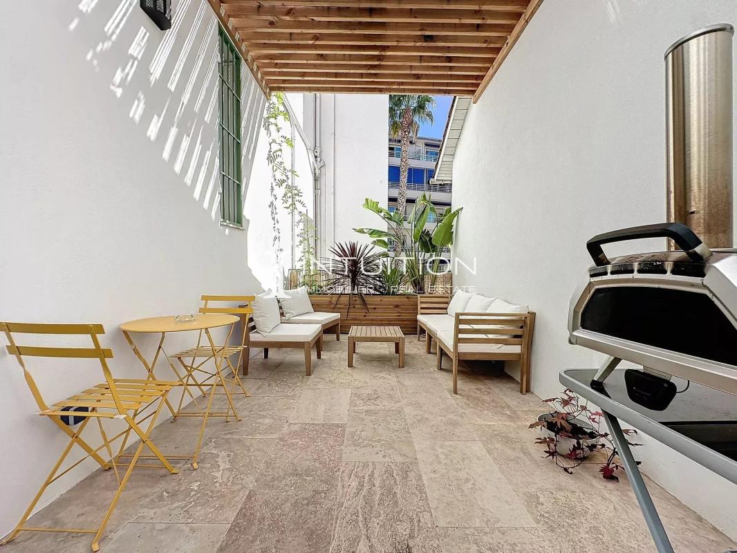 Terrasse d’appartement à Antibes Terrasse ensoleillée d'un appartement bourgeois à Antibes avec mobilier de jardin.