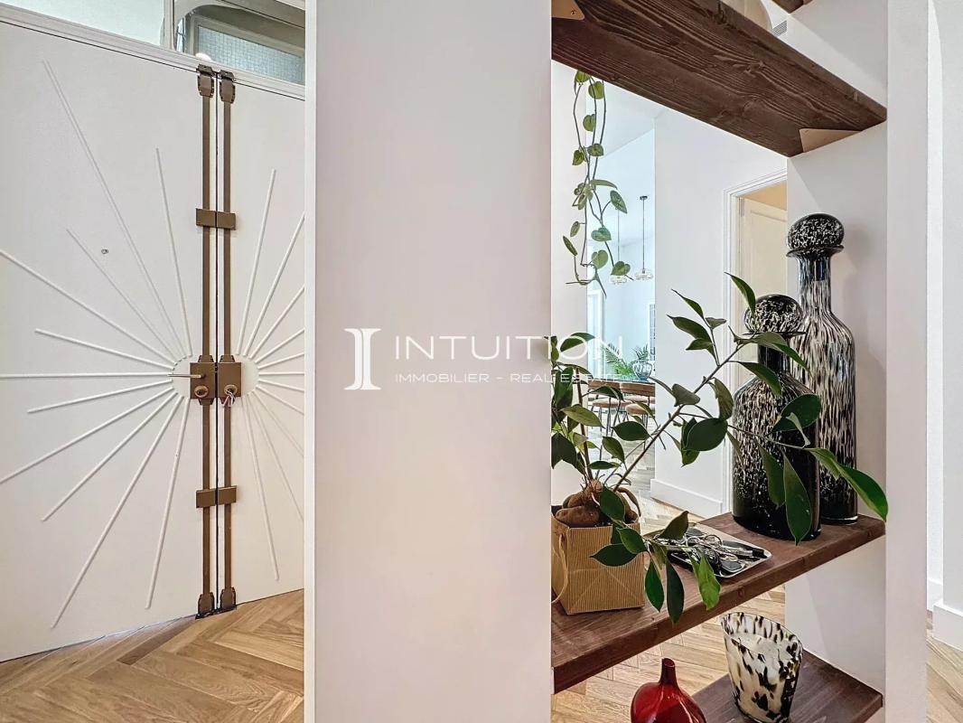 Intérieur d’un appartement à Antibes Intérieur d'un appartement bourgeois à Antibes avec décoration moderne et plantes.