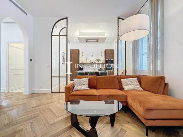 Salon d'un appartement bourgeois à Antibes avec canapé et table basse.