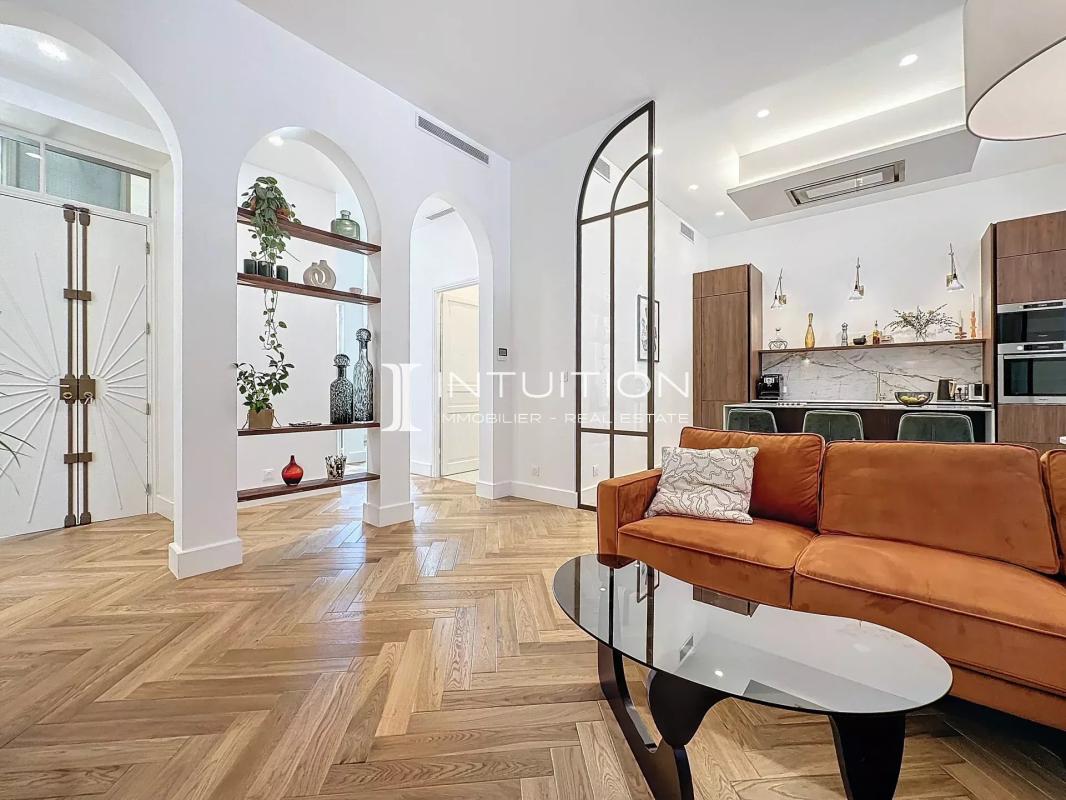 Appartement bourgeois à Antibes Intérieur d'un appartement bourgeois à Antibes avec salon, cuisine moderne et décoration élégante.