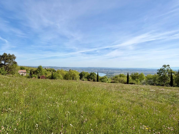 Vue dégagée sur un paysage verdoyant avec des collines et un ciel bleu, près de Mauves.
