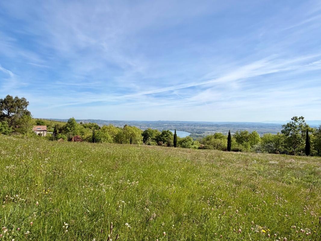 Vue panoramique près de Mauves Vue dégagée sur un paysage verdoyant avec des collines et un ciel bleu, près de Mauves.
