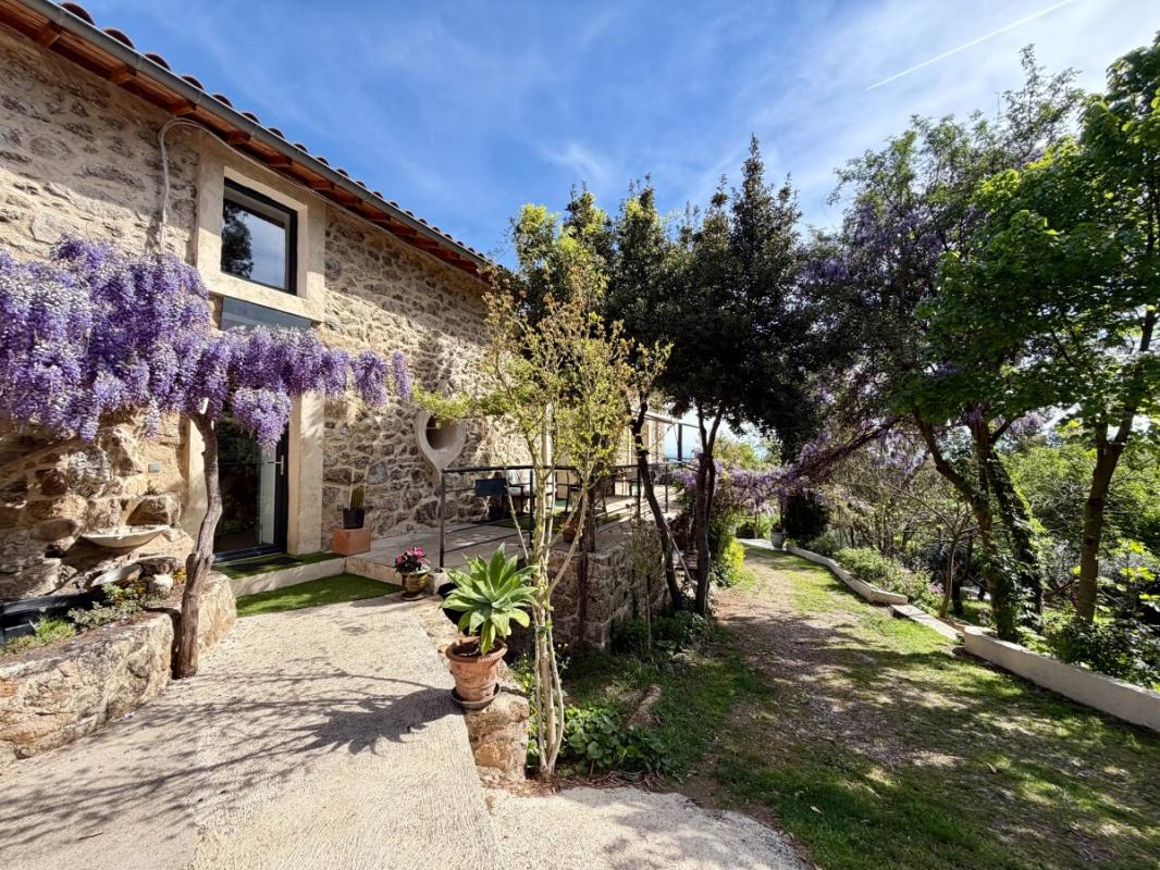 Propriété d’exception à Mauves Corps de ferme rénové avec jardin et fleurs, situé à Mauves, en pleine nature.