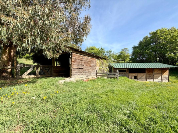 Corps de ferme rénové avec abri en bois et espace vert attenant, situé à Mauves.