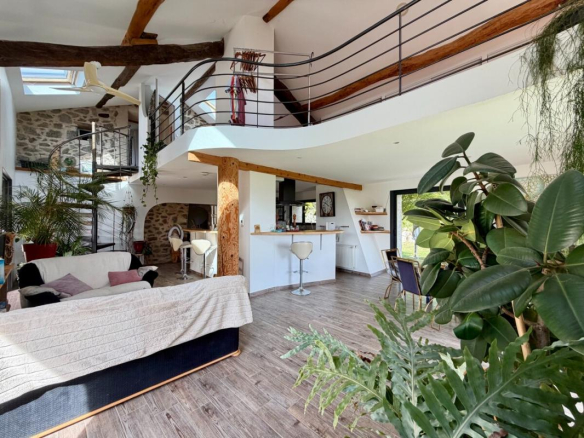 Intérieur d'une propriété rénovée avec un espace de vie lumineux et des éléments en bois.