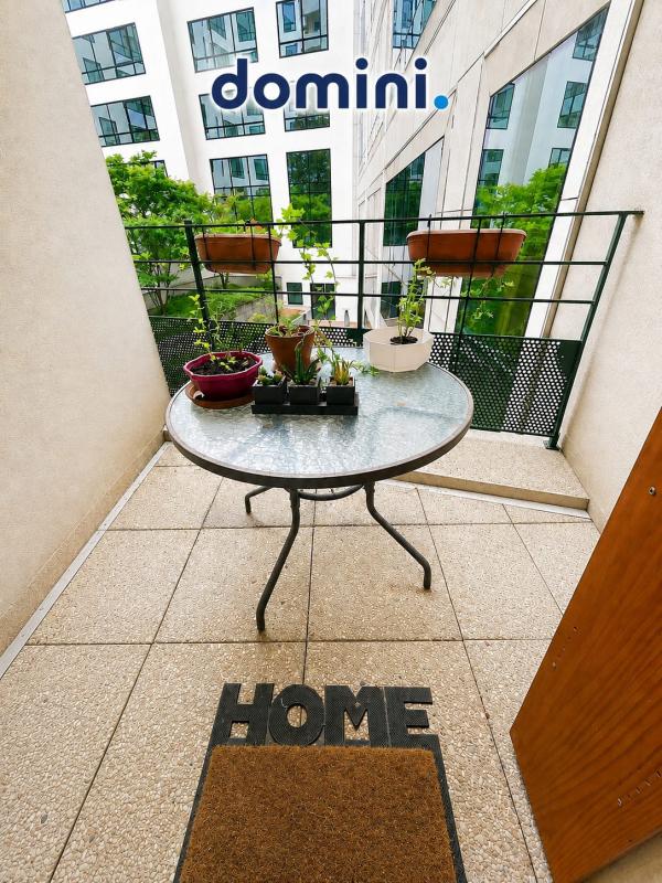 Terrasse d’appartement à Montrouge Terrasse d'un appartement à Montrouge avec une table et des plantes.