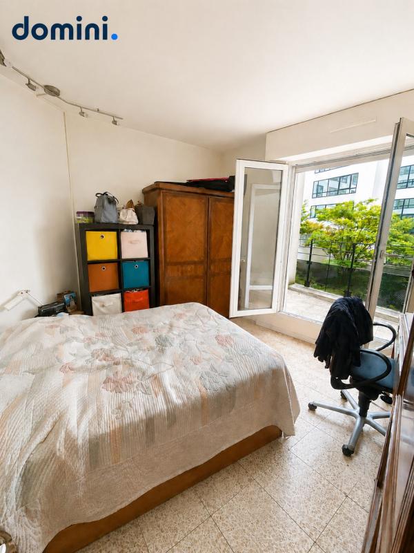Chambre d’appartement à Montrouge Chambre d'appartement à Montrouge avec lit, armoire et accès à une terrasse.