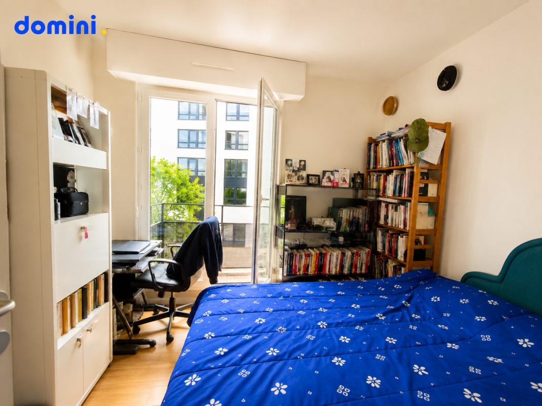 Chambre d’appartement à Montrouge Chambre d'un appartement à Montrouge avec un lit et un bureau, vue sur l'extérieur.