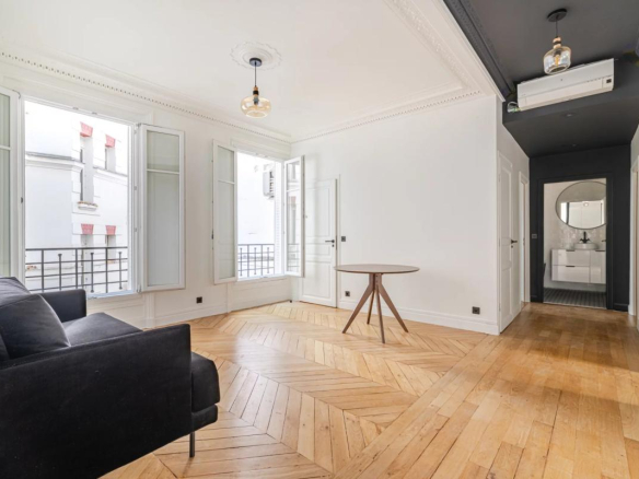 Renovated 75m² apartment with bright living room and equipped kitchen, located near the Musée d'Orsay in Paris.