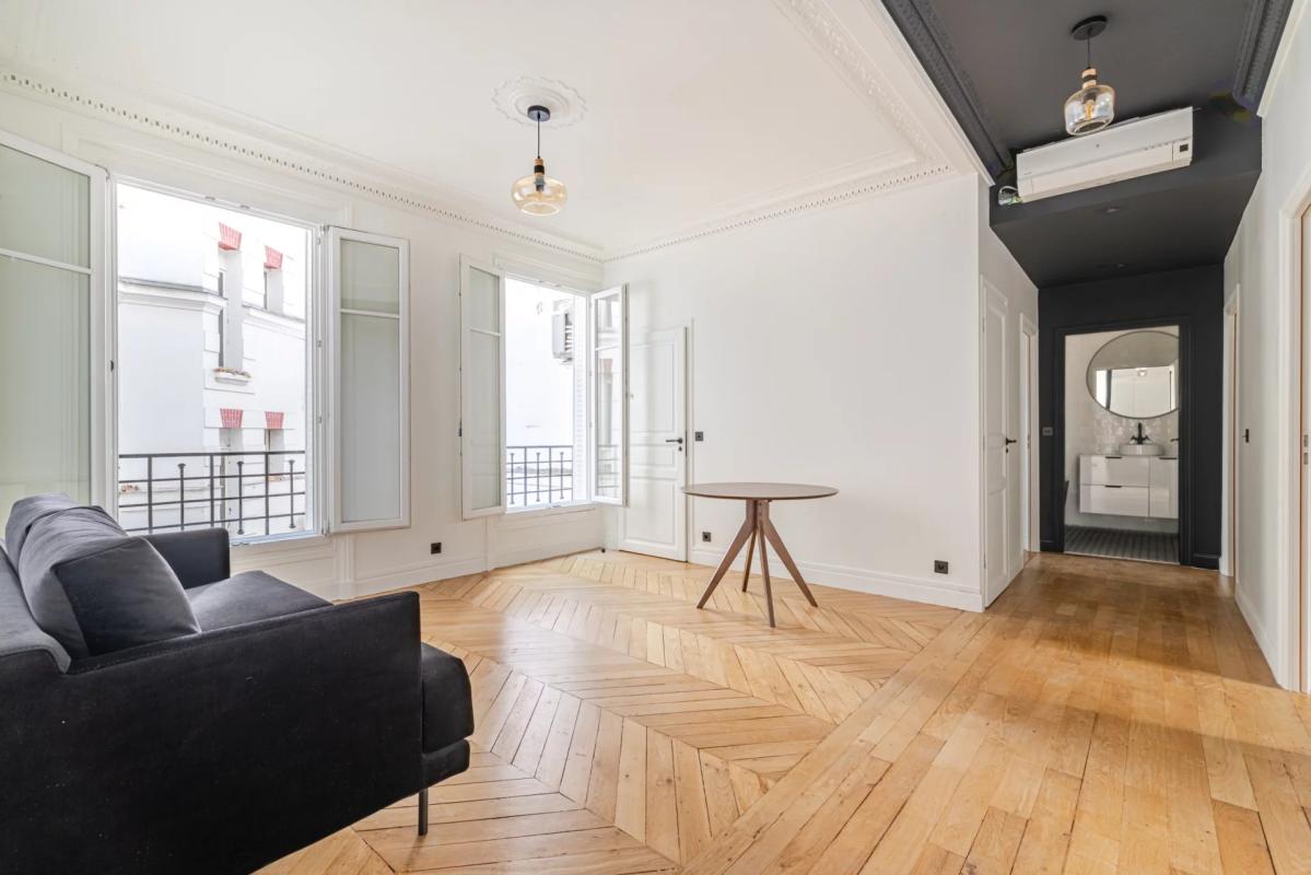 Renovated 75m² apartment with bright living room and equipped kitchen, located near the Musée d'Orsay in Paris.