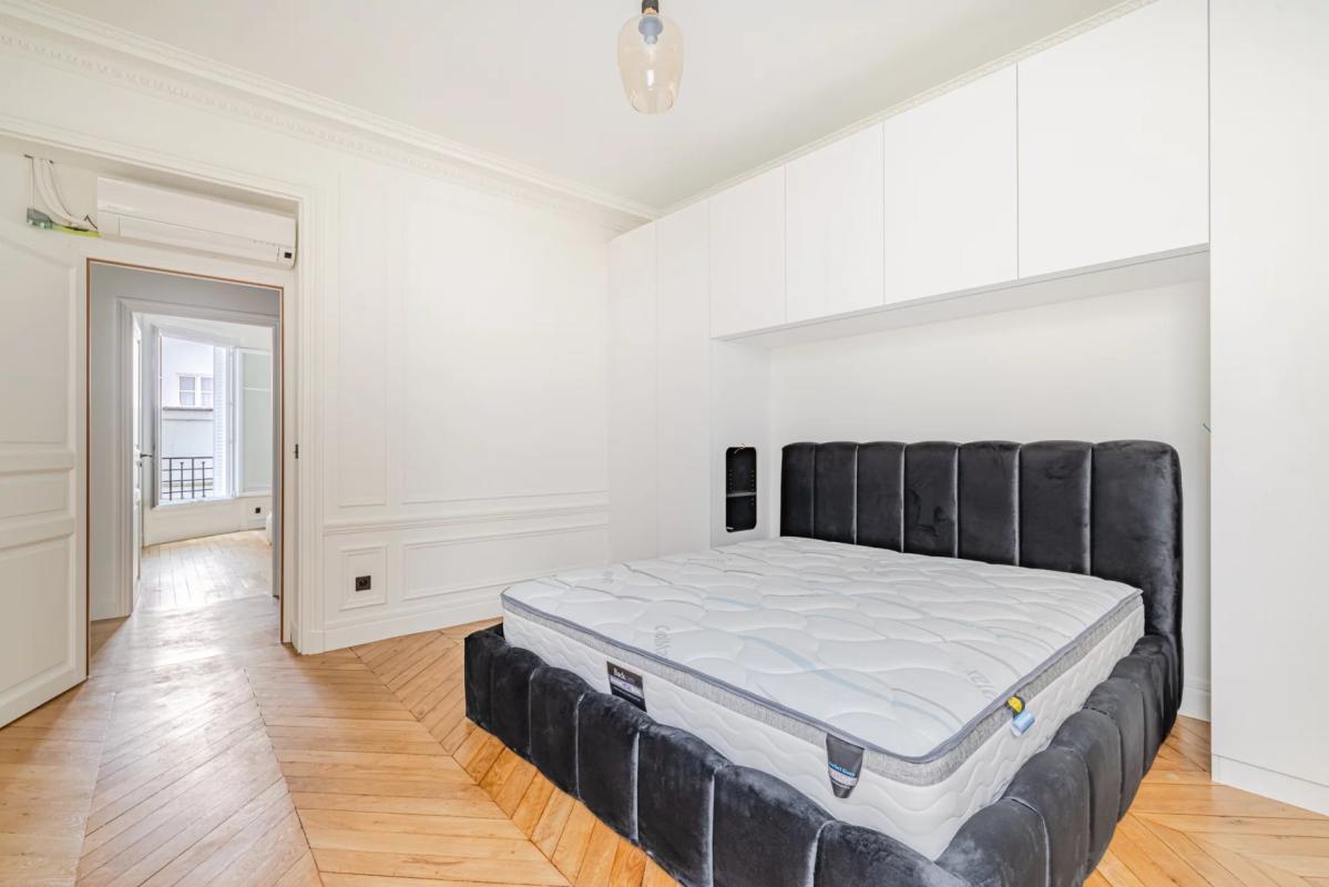 Room in a renovated apartment with built-in bed and wardrobes in Paris 7th arrondissement.