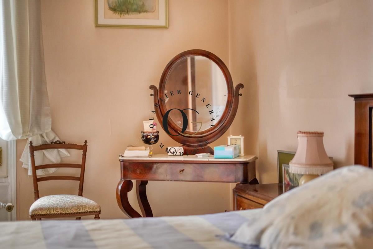 Chambre avec coiffeuse Intérieur d'une chambre avec une coiffeuse en bois et une chaise, ambiance chaleureuse.