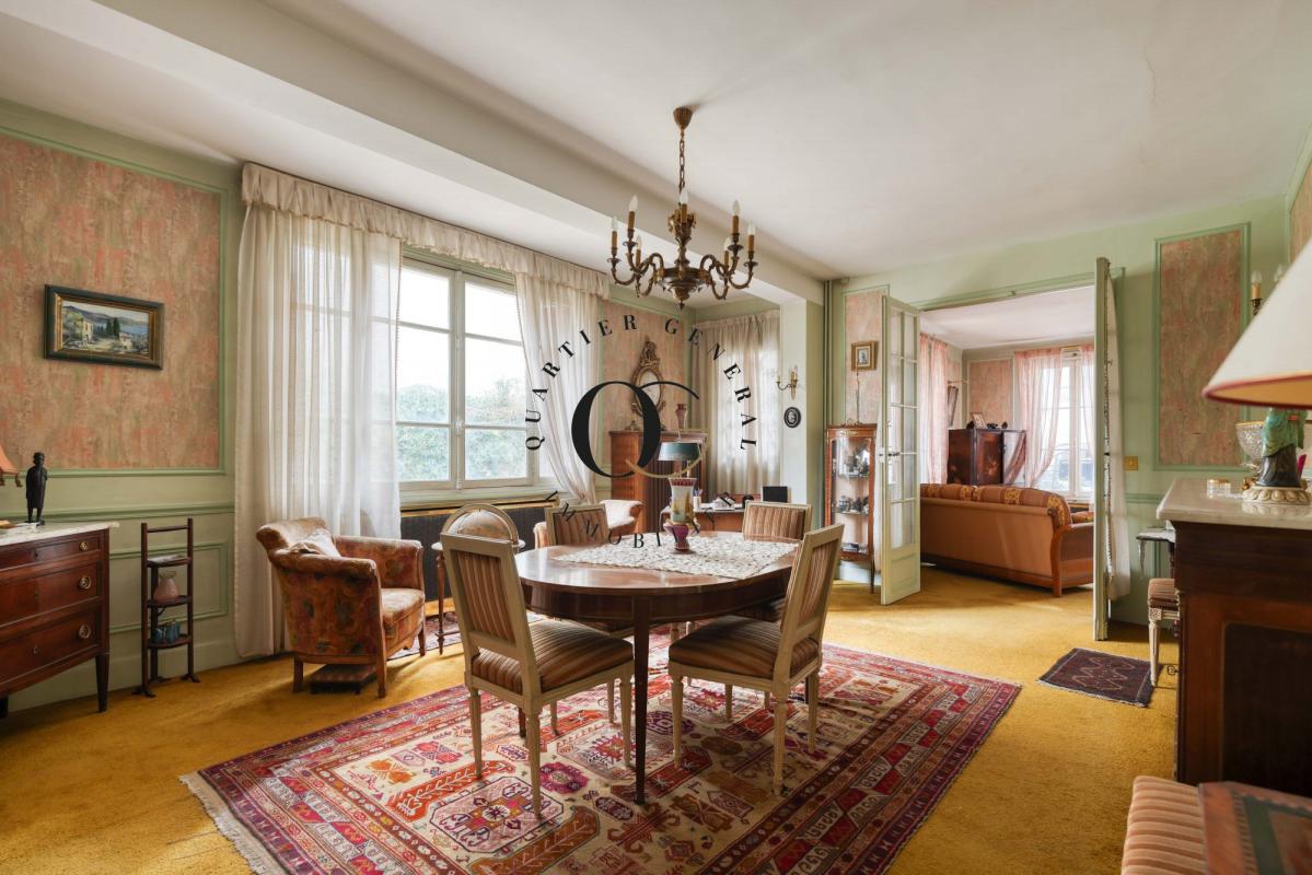 Intérieur d’une maison de maître à Saint-Ouen-sur-Seine Intérieur d'une maison bourgeoise à Saint-Ouen-sur-Seine, avec mobilier ancien et tapis au sol.