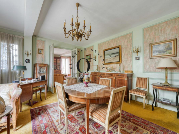 Intérieur d'une maison bourgeoise avec salle à manger, mobilier ancien et tapis, à Saint-Ouen-sur-Seine.