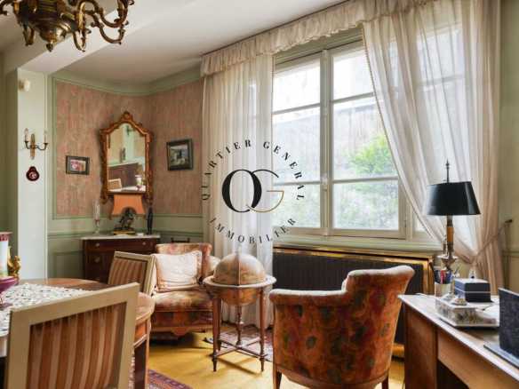 Intérieur d'une maison bourgeoise à Saint-Ouen-sur-Seine avec mobilier vintage et lumière naturelle.