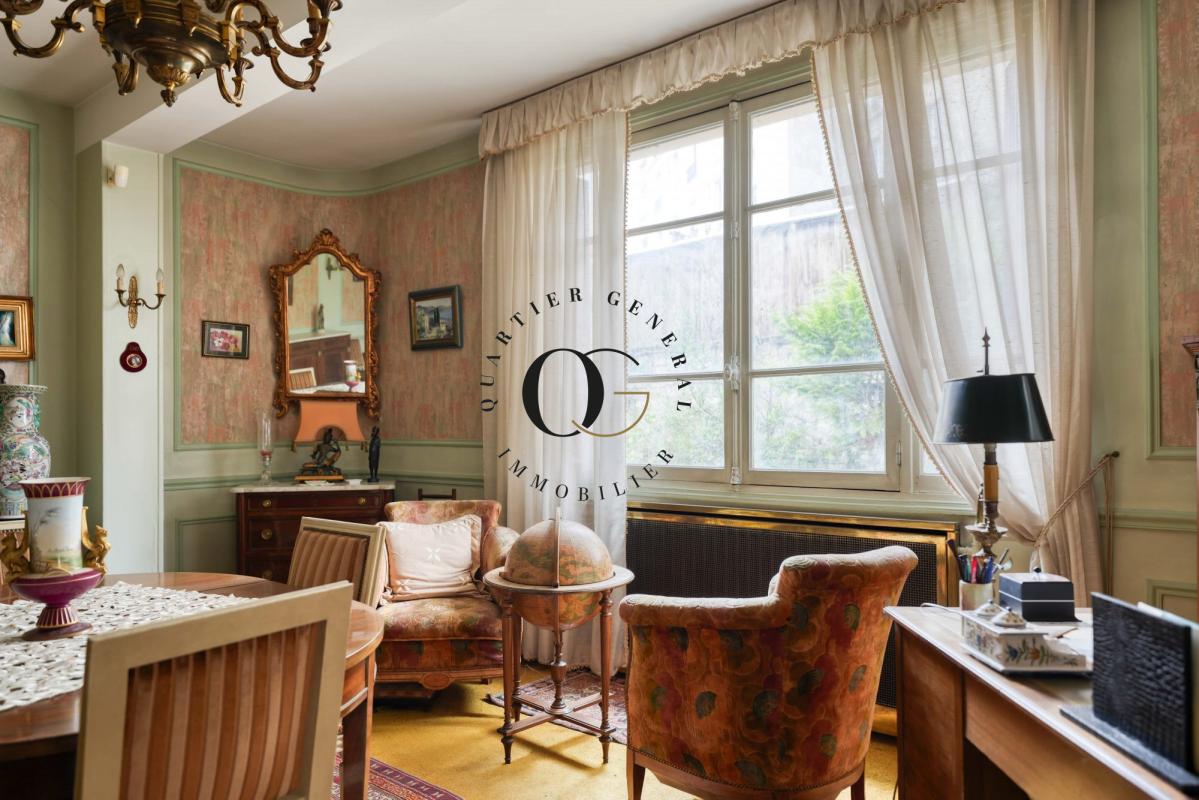 Intérieur d’une maison bourgeoise Intérieur d'une maison bourgeoise à Saint-Ouen-sur-Seine avec mobilier vintage et lumière naturelle.