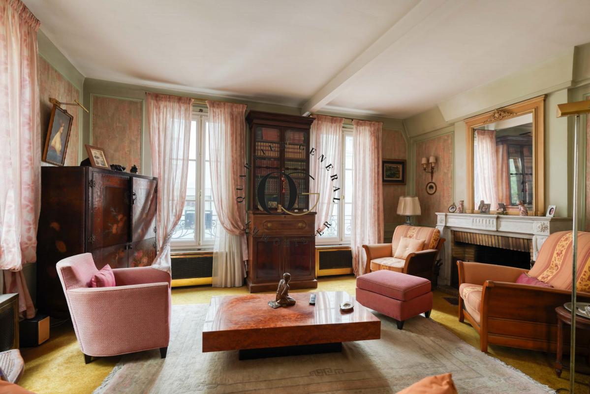 Salon d’une maison bourgeoise à Saint-Ouen-sur-Seine Intérieur d'un salon dans une maison bourgeoise à Saint-Ouen-sur-Seine, avec des meubles vintage et de grandes fenêtres.