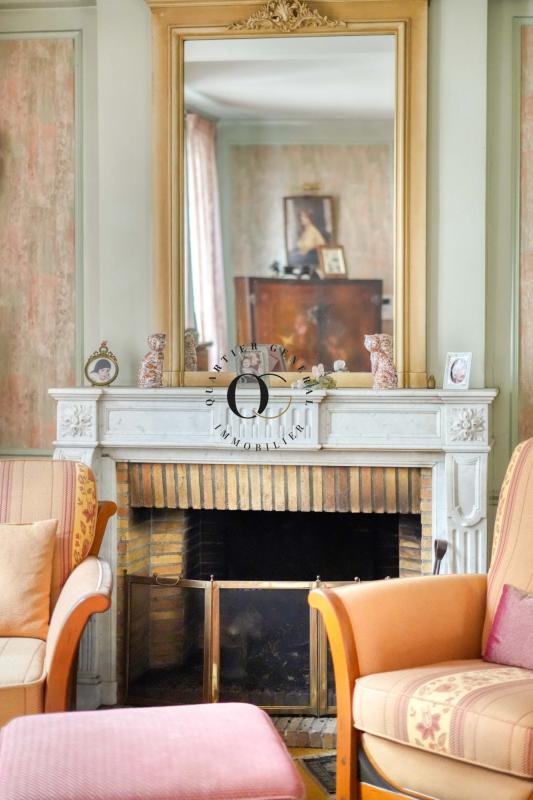 Intérieur d’une maison de maître à Saint-Ouen-sur-Seine Intérieur d'une maison bourgeoise avec cheminée en marbre et miroir au-dessus.