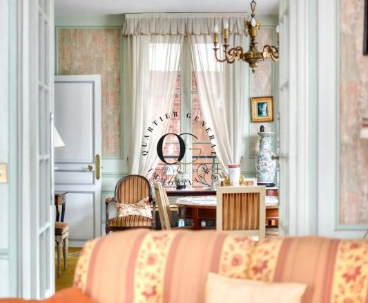 Intérieur d'une maison bourgeoise à Saint-Ouen-sur-Seine, avec un salon et une vue sur la salle à manger.