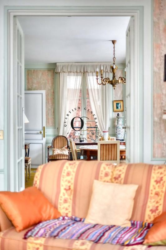 Intérieur d’une maison de maître Intérieur d'une maison bourgeoise à Saint-Ouen-sur-Seine, avec un salon et une vue sur la salle à manger.