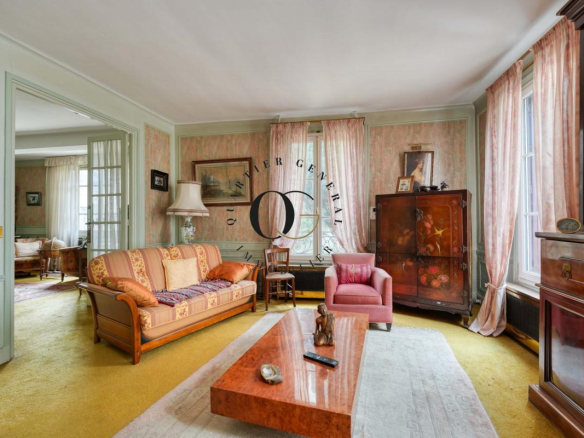 Intérieur d'une maison bourgeoise à Saint-Ouen-sur-Seine, salon avec canapé et table basse.