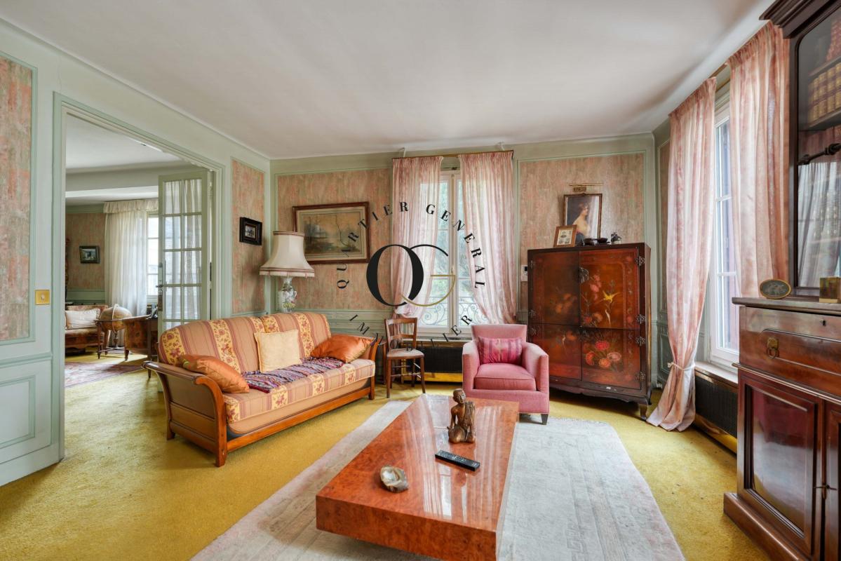 Salon d’une maison bourgeoise à Saint-Ouen-sur-Seine Intérieur d'une maison bourgeoise à Saint-Ouen-sur-Seine, salon avec canapé et table basse.