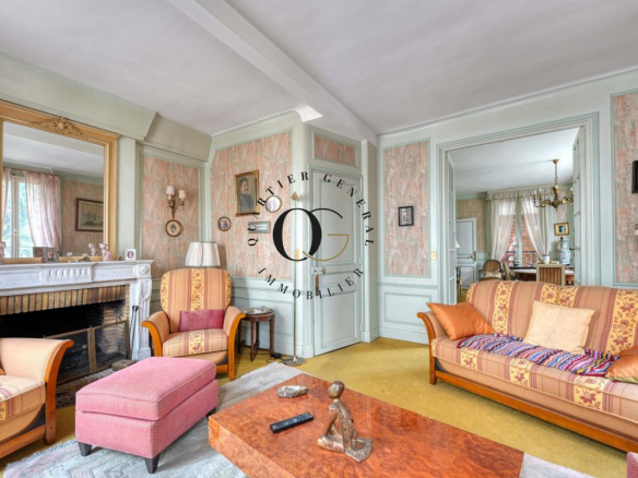 Intérieur d'une maison de maître à Saint-Ouen-sur-Seine, avec salon spacieux et mobilier classique.