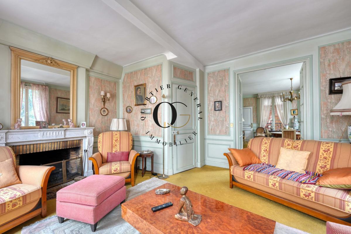 Intérieur d’une maison de maître Intérieur d'une maison de maître à Saint-Ouen-sur-Seine, avec salon spacieux et mobilier classique.