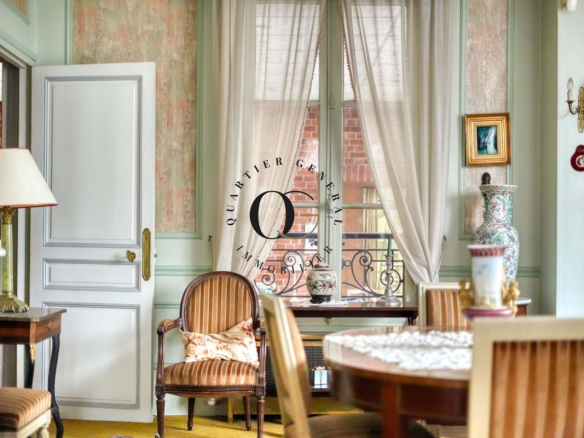 Intérieur d'une maison bourgeoise à Saint-Ouen-sur-Seine avec mobilier ancien et lumière naturelle.