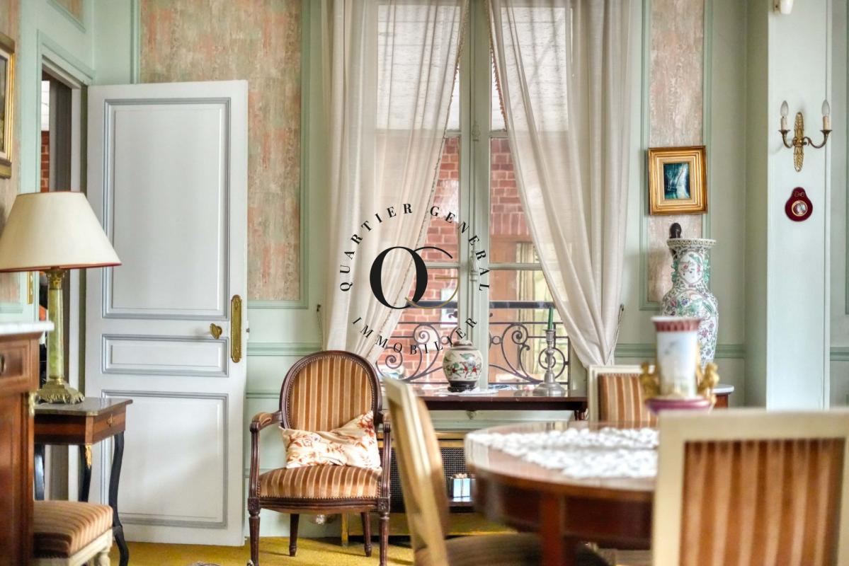 Intérieur d’une maison de maître Intérieur d'une maison bourgeoise à Saint-Ouen-sur-Seine avec mobilier ancien et lumière naturelle.